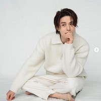 Seakan tak menua, Lee Dong Wook tak banyak berubah dengan penampilannya di drama Korea School 2. Siapa sangka usianya menginjak kepala empat. Foto: Instagram