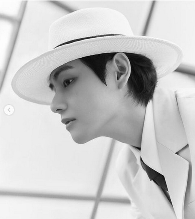 Meskipun baru membintangi satu judul drama, V BTS dinobatkan sebagai aktor paling diincar di Korea Selatan. Visual grup BTS ini tak diragukan lagi ketampanannya. Foto: Instagram