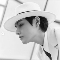 Meskipun baru membintangi satu judul drama, V BTS dinobatkan sebagai aktor paling diincar di Korea Selatan. Visual grup BTS ini tak diragukan lagi ketampanannya. Foto: Instagram