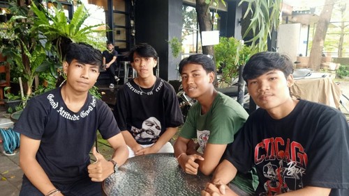 Anggota Pancawara Bali, yakni I Komang Irfan Febrian (18), Kadek Krisna Winanta (18), Ketut Jian Ananda Putra (20), dan I Putu Kompiang Swastika (19) ketika ditemui detikBali Minggu (26/2/2023). (Ni Made Lastri Karsiani Putri-detikBali)