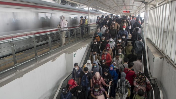 Sejumlah calon penumpang KRL Commuter Line menunggu keberangkatan di Stasiun Manggarai, Jakarta, Selasa (28/2/2023). Kementerian Perindustrian (Kemenperin) menolak rencana PT Kereta Commuterline Indonesia atau PT KCI untuk impor gerbong kereta rel listrik (KRL) Jabodetabek dalam rangka peremajaan armada, karena industri kereta api nasional dinilai mampu memproduksi semua kebutuhan kereta di dalam negeri.
