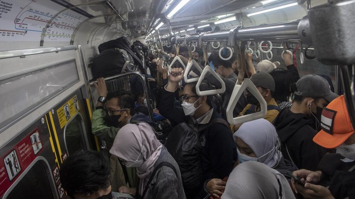 Sejumlah calon penumpang KRL Commuter Line menunggu keberangkatan di Stasiun Manggarai, Jakarta, Selasa (28/2/2023). Kementerian Perindustrian (Kemenperin) menolak rencana PT Kereta Commuterline Indonesia atau PT KCI untuk impor gerbong kereta rel listrik (KRL) Jabodetabek dalam rangka peremajaan armada, karena industri kereta api nasional dinilai mampu memproduksi semua kebutuhan kereta di dalam negeri.
