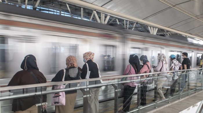 Anker Bakal Terlantar Gegara Kemenperin Tolak Impor KRL Sejumlah calon penumpang KRL Commuter Line menunggu keberangkatan di Stasiun Manggarai, Jakarta, Selasa (28/2/2023). Kementerian Perindustrian (Kemenperin) menolak rencana PT Kereta Commuterline Indonesia atau PT KCI untuk impor gerbong kereta rel listrik (KRL) Jabodetabek dalam rangka peremajaan armada, karena industri kereta api nasional dinilai mampu memproduksi semua kebutuhan kereta di dalam negeri.