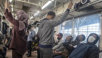 Penumpang berada di dalam KRL Commuter Line, Jakarta, Selasa (28/02/2023). Pengamat Kebijakan Publik, Agus Pambagio, menjelaskan tahun ini akan ada 10 rangkaian kereta KRL Jabodetabek yang harus dipensiunkan, hingga 2024 setidaknya akan ada total 16 rangkaian kereta yang harus pensiun. PT KCI seharusnya segera memesan rangkaian KRL baru atau bekas pakai sebagai penggantinya. Namun, sampai saat ini hal itu belum bisa dilakukan.