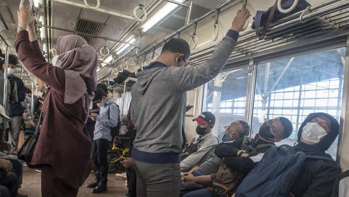 Anker Bakal Terlantar Gegara Kemenperin Tolak Impor KRL Sejumlah calon penumpang KRL Commuter Line menunggu keberangkatan di Stasiun Manggarai, Jakarta, Selasa (28/2/2023). Kementerian Perindustrian (Kemenperin) menolak rencana PT Kereta Commuterline Indonesia atau PT KCI untuk impor gerbong kereta rel listrik (KRL) Jabodetabek dalam rangka peremajaan armada, karena industri kereta api nasional dinilai mampu memproduksi semua kebutuhan kereta di dalam negeri.