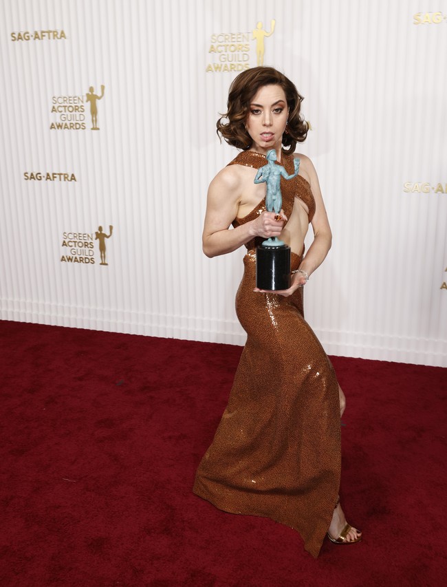 Semua pemeran naik ke panggung untuk menerima apresiasi tersebut. Saat kamera menyorot F. Murray Abraham menyampaikan pidato kemenangan, Aubrey terlihat memasang ekspresi wajah kesal. (Foto: Jay L. Clendenin / Los Angeles Times via Getty Images)