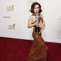 Semua pemeran naik ke panggung untuk menerima apresiasi tersebut. Saat kamera menyorot F. Murray Abraham menyampaikan pidato kemenangan, Aubrey terlihat memasang ekspresi wajah kesal. (Foto: Jay L. Clendenin / Los Angeles Times via Getty Images)