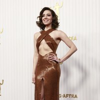 Momen tersebut lantas berujung viral di media sosial. Dugaan yang muncul kekesalan aktris 38 tahun itu terjadi setelah aktor Jon Gries memperingatkan Aubrey bahwa gaunnya mengalami malafungsi. (Foto: Emma McIntyre/FilmMagic)