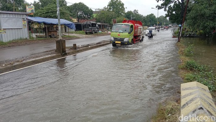 Banjir di Jalan Raya Jatibarang, Indramayu.
