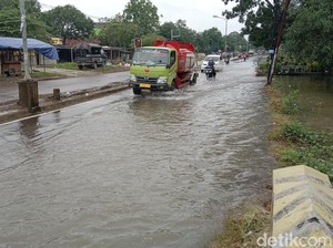 Banjir Hambat Akses Menuju Perkotaan Indramayu