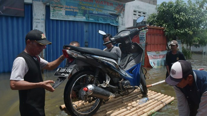 BANJIR DI KABUPATEN BEKASI Sejumlah warga mengevakuasi sepeda motor saat banjir di Karang Bahagia, Cikarang Utara, Kabupaten Bekasi, Jawa Barat, Selasa (28/2/2023). Menurut data BPBD Kabupaten Bekasi wilayah yang terdampak banjir menjadi 117 titik di 18 Kecamatan akibat luapan Kali Ulu dan Kali Ciherang dengan ketinggian 10 cm-70 cm. ANTARA FOTO/ Fakhri Hermansyah/rwa.