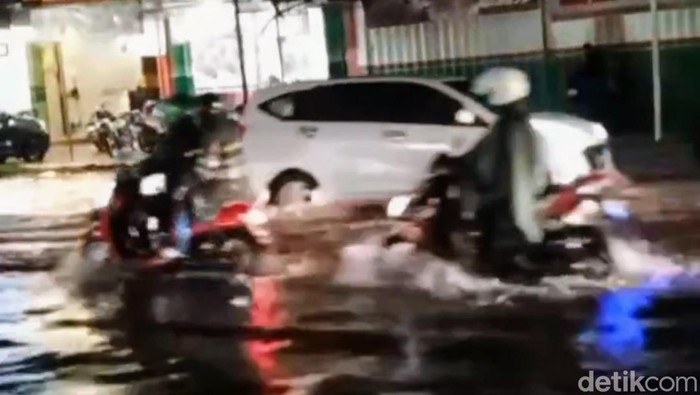 Banjir menggenanngi jalan Besuki Situbondo