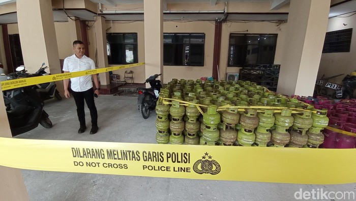 Barang bukti penggerebekan gudang 