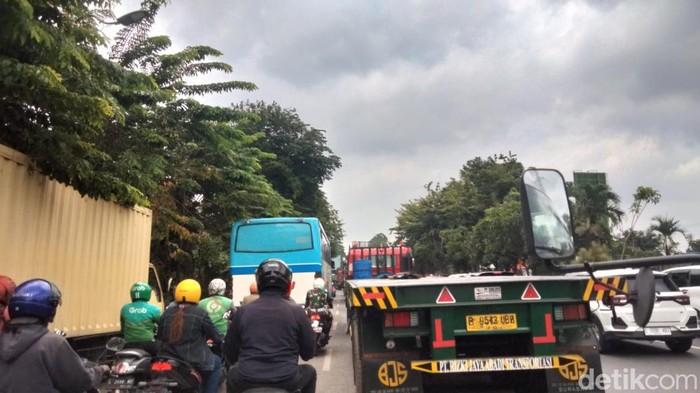 bundaran waru macet