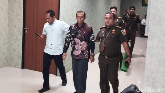 Buron pemalsu surat tanah (baju batik) digiring dari Kejati Riau (Raja Siregar/detikSumut)