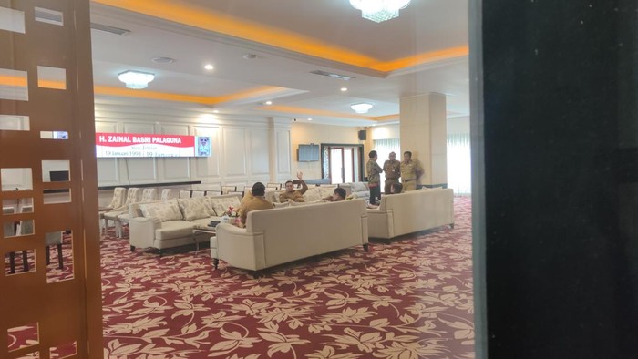 Calon Sekda saat menunggu Gubernur Andi Sudirman Sulaiman di Baruga Lounge.