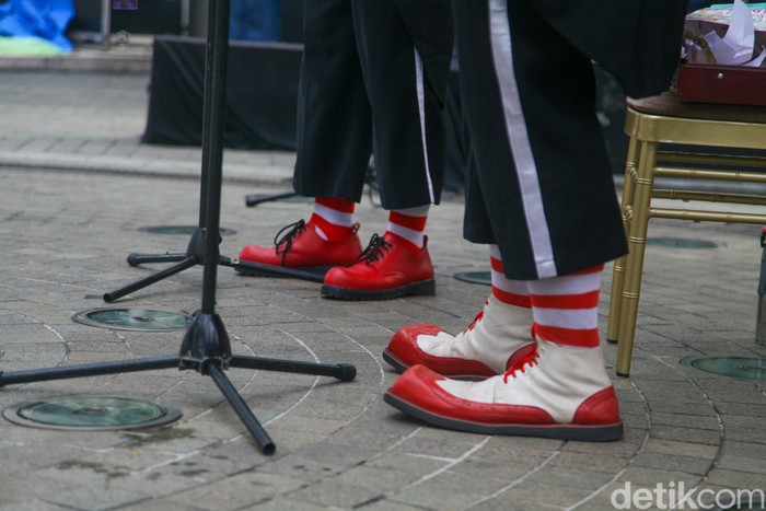 Aku Badut Indonesia (ABI) turut meramaikan Hari Kanker Anak Internasional 2023. Ada cerita haru yang menginspirasi di balik aksi kocak badut-badut ini.