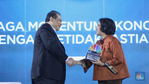 Chairman CT CORP, Chairul Tanjung menyerahkan plakat penghargaan kepada Menteri Keuangan, Sri Mulyani Indrawati dalam Economic Outlook 2023 dengan tema 
