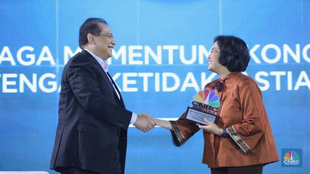 Chairman CT CORP, Chairul Tanjung menyerahkan plakat penghargaan kepada Menteri Keuangan, Sri Mulyani Indrawati dalam Economic Outlook 2023 dengan tema 
