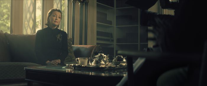 Lesley Manville sebagai Dahlia Archer.