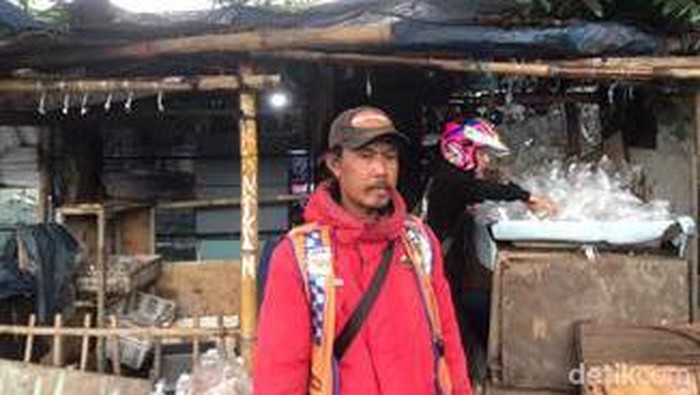Dadan, juru parkir di Pasar Ikan Muara Bandung.