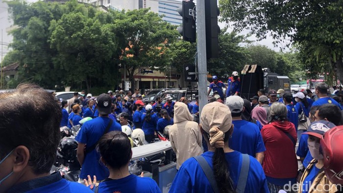 demo buruh di DPRD Surabaya