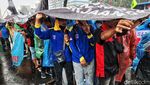 Diguyur Hujan Lebat, Massa Tetap Beraksi Tolak Perppu Ciptaker