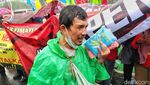 Diguyur Hujan Lebat, Massa Tetap Beraksi Tolak Perppu Ciptaker