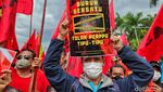 Diguyur Hujan Lebat, Massa Tetap Beraksi Tolak Perppu Ciptaker
