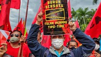 Aksi ini diikuti massa dari berbagai elemen masyarakat, buruh dan LSM.