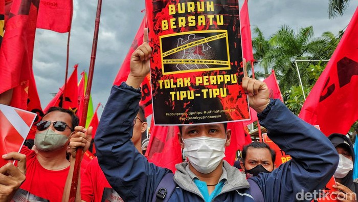 Massa pendemo dari berbagai elemen masyarakat, buruh dan LSM mulai melakukan aksi di depan gedung DPR, Jakarta, Selasa (28/2/2023). Mereka menolak Perppu Cipta Kerja. Massa bertahan di bawah guyuran hujan yang cukup lebat. Hingga pukul 14.00 WIB, aksi masih berlangsung meski hujan deras.