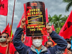 Belum Sepekan Disahkan, UU Ciptaker Langsung Digugat Buruh ke MK