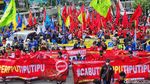 Diguyur Hujan Lebat, Massa Tetap Beraksi Tolak Perppu Ciptaker