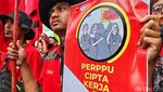 Diguyur Hujan Lebat, Massa Tetap Beraksi Tolak Perppu Ciptaker