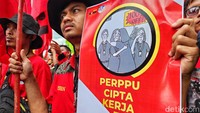 Aksi ini dilakukan terkait keputusan pemerintah soal Perppu Cipta Kerja. 