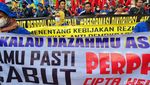 Diguyur Hujan Lebat, Massa Tetap Beraksi Tolak Perppu Ciptaker