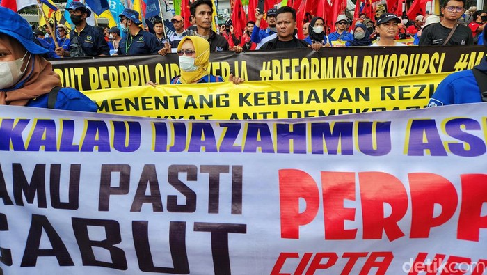 Massa pendemo dari berbagai elemen masyarakat, buruh dan LSM mulai melakukan aksi di depan gedung DPR, Jakarta, Selasa (28/2/2023). Mereka menolak Perppu Cipta Kerja. Massa bertahan di bawah guyuran hujan yang cukup lebat. Hingga pukul 14.00 WIB, aksi masih berlangsung meski hujan deras.