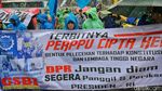 Diguyur Hujan Lebat, Massa Tetap Beraksi Tolak Perppu Ciptaker