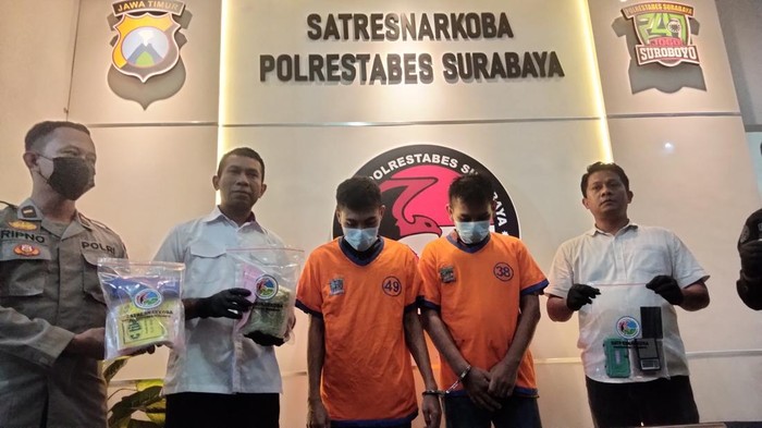 Dua kurir sabu asal Blitar saat ditangkap polisi Surabaya