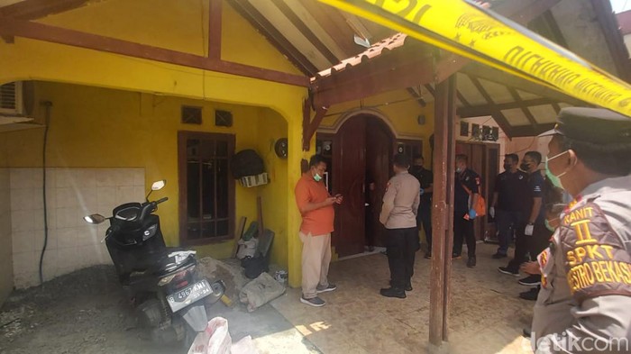 Dua mayat perempuan dicor di sebuah rumah di Bekasi. Pria yang ditemukan bersimbah darah di TKP diduga sempat membeli semen. (Dwi Andayani/detikcom)