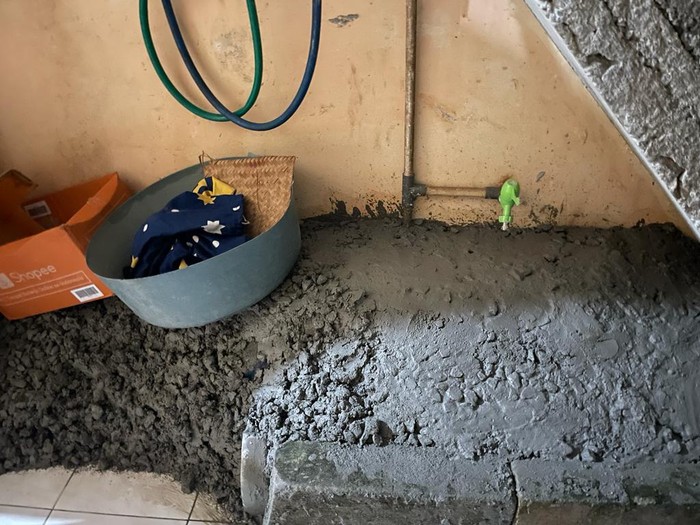 Dua perempuan diduga korban pembunuhan dikubur dengan cara dicor di sebuah rumah di Bekasi. Kuburan coran tersebut berada di halaman rumah tersebut. (dok Ist)