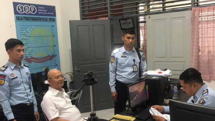 Dzulmi Eldin saat mengurus administrasi pembebasan (Foto: Istimewa)