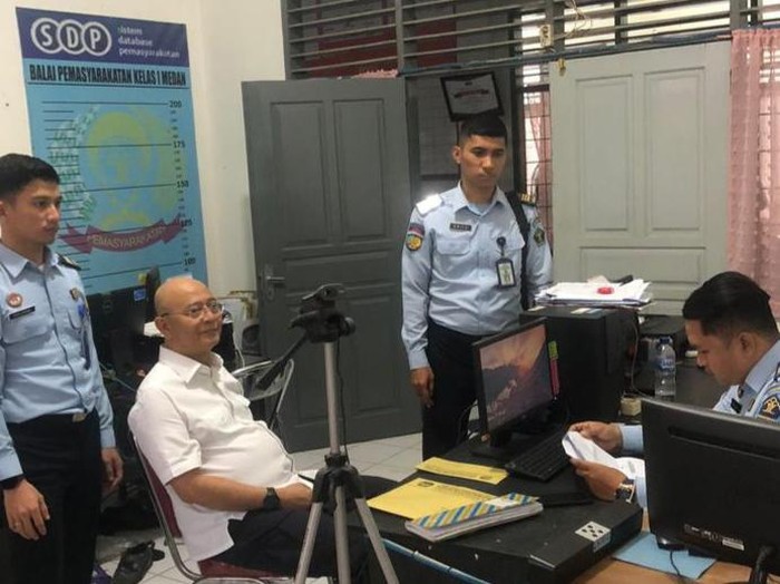 Dzulmi Eldin saat mengurus administrasi pembebasan (Foto: Istimewa)