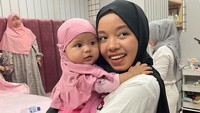 Fatim Halilintar dan Ameena. Ameena nurut banget ya sama tantenya. (Foto: Instagram @fatimahhalilintar)