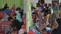 Sejumlah warga perumahan Villa Kencana mengungsi di Masjid Arrayan akibat banjir di Karang Bahagia, Cikarang Utara, Kabupaten Bekasi, Selasa (28/2/2023). 