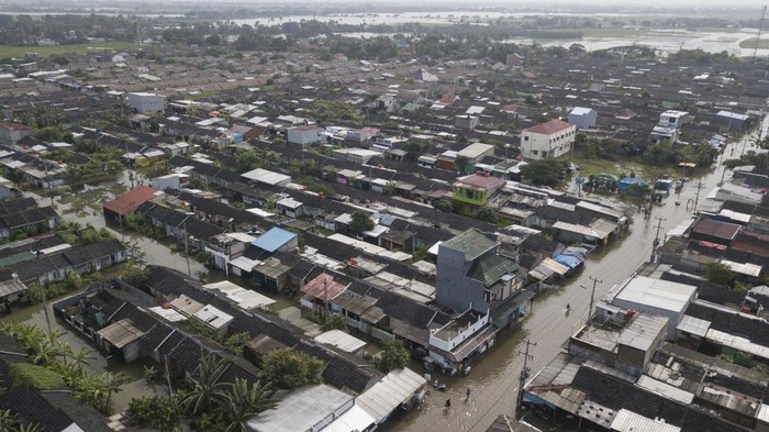 Foto udara banjir yang menggenangi perumahan Villa Kencana, Karang Bahagia, Cikarang Utara, Kabupaten Bekasi, Selasa (28/2/2023). Banjir akibat luapan Kali Ulu yang telah berlangsung selama empat hari tersebut masih menggenangi perumahan itu dengan ketinggian 50cm - 120cm dan menyebabkan 127 KK mengungsi.