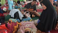 Kondisi ini membuat perangkat RT mendirikan posko pengungsian secara mandiri untuk warga terdampak banjir. Kini mereka membutuhkan bantuan obat-obatan dan perlengkapan bayi.