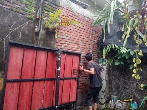 Gang warga di Mataram ditembok Karana sering cekcok. Tetangganya terpaksa mengungsi ke rumah keluarganya, Selasa (28/2/2023). Foto: istimewa.