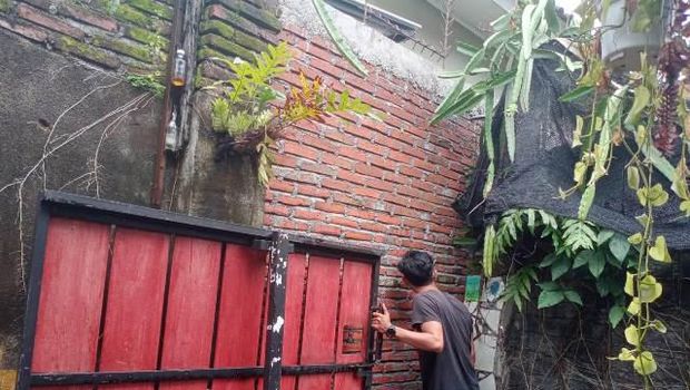 Gang warga di Mataram ditembok Karana sering cekcok. Tetangganya terpaksa mengungsi ke rumah keluarganya, Selasa (28/2/2023). Foto: istimewa.