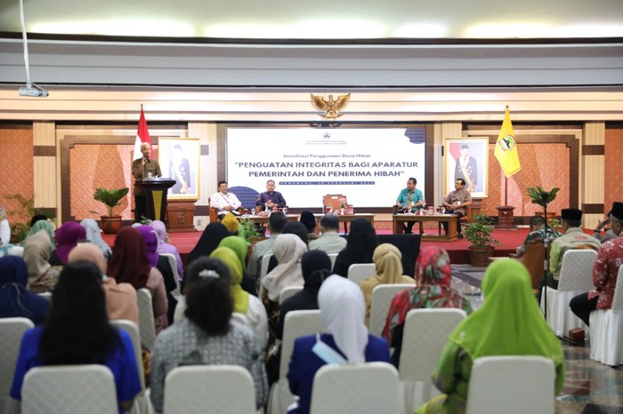 Ganjar Serahkan Hibah Sosial Kemasyarakatan Sebesar Rp 148,1 Miliar